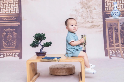 老河口宝宝边吃奶边挣扎烦躁